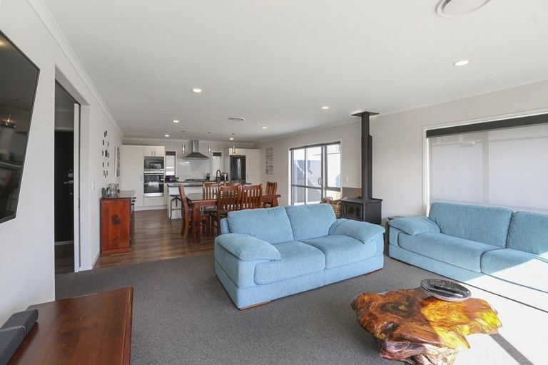 Photo of property in 122 Pohutukawa Place, Waiwhakaiho, New Plymouth, 4312