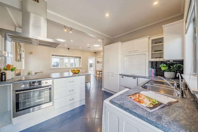 Photo of property in 7 Sunset Parade, Plimmerton, Porirua, 5026