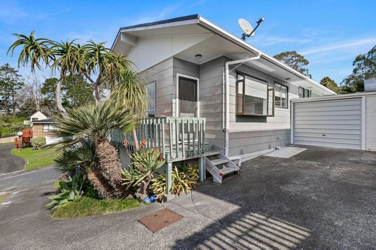 Photo of property in 1/3 Glenvale Place, Totara Vale, Auckland, 0629