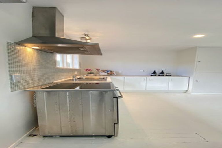 Photo of property in 12 Utting Street, Birkdale, Auckland, 0626