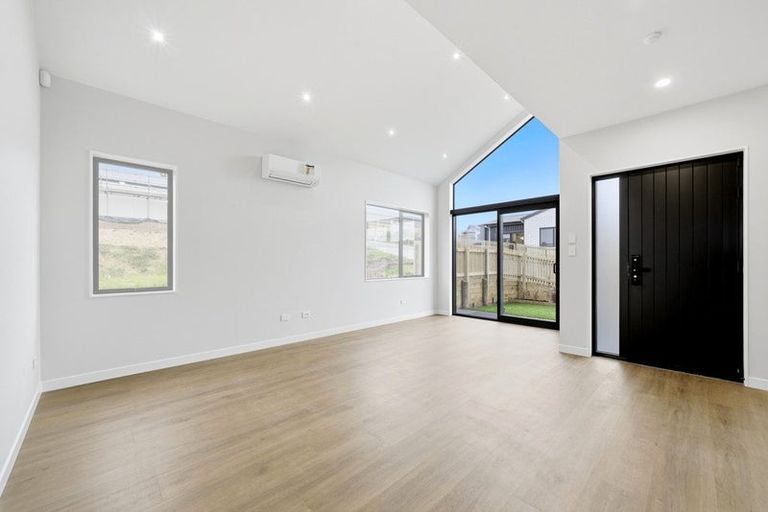 Photo of property in 10 Harakeke Lane, Orewa, 0931