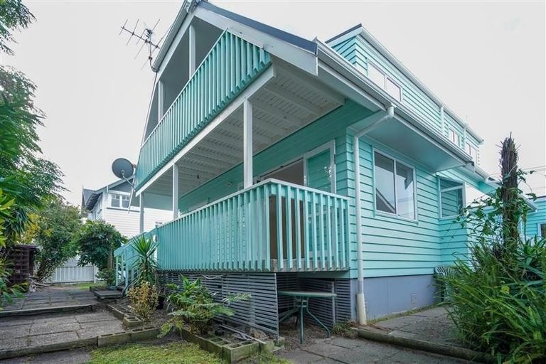 Photo of property in 1/1 Moana Avenue, Bayswater, Auckland, 0622