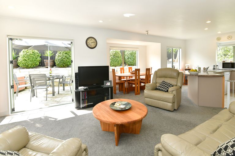 Photo of property in 1/126 Brian Crescent, Stanmore Bay, Whangaparaoa, 0932