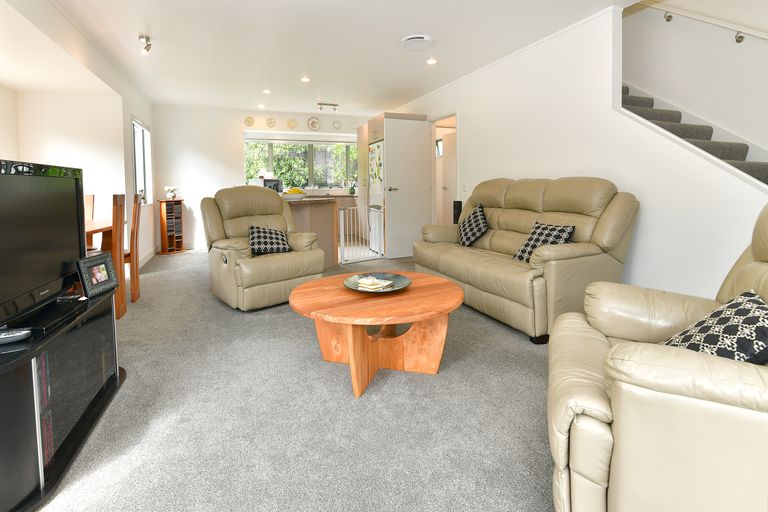 Photo of property in 1/126 Brian Crescent, Stanmore Bay, Whangaparaoa, 0932