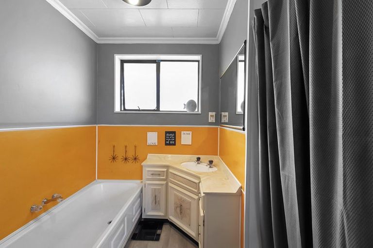 Photo of property in 32a Simons Street, Moturoa, New Plymouth, 4310