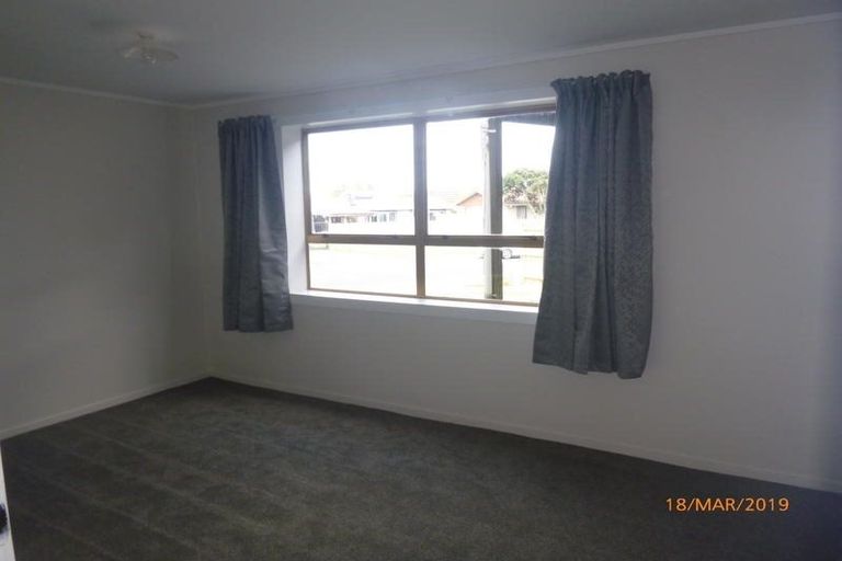 Photo of property in 8 St Catherine Crescent, West Harbour, Auckland, 0618