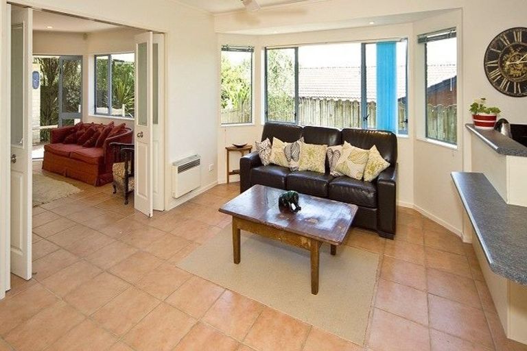 Photo of property in 82 Buscomb Avenue, Henderson, Auckland, 0610