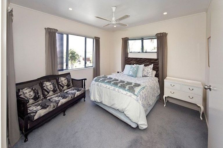 Photo of property in 82 Buscomb Avenue, Henderson, Auckland, 0610