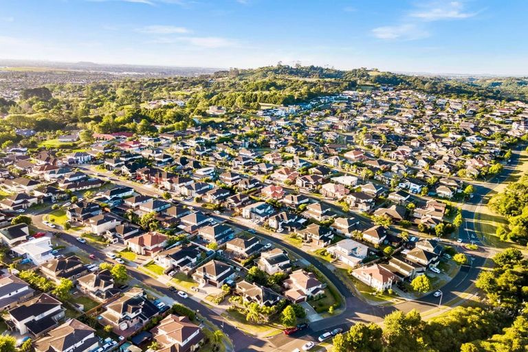 Photo of property in 1 Seresin Crescent, Flat Bush, Auckland, 2016