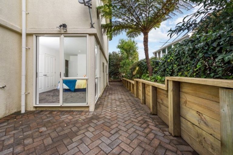 Photo of property in 2/42 Holland Road, Hillcrest, Auckland, 0627