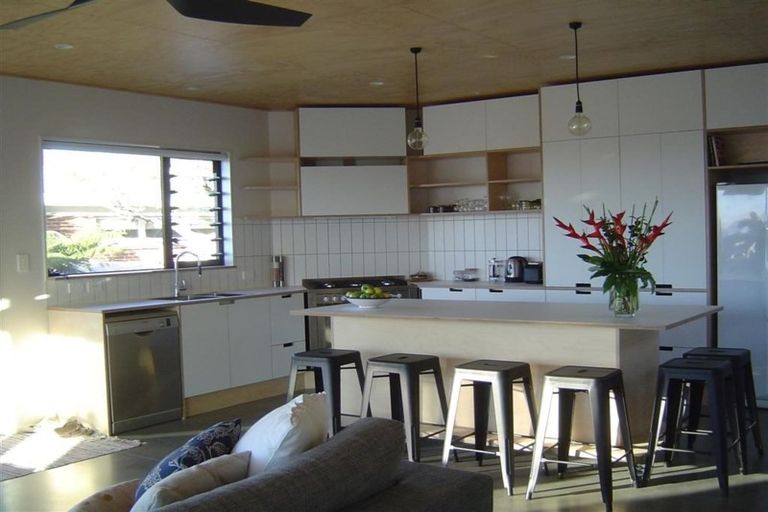 Photo of property in 26 Surf Road, Stanmore Bay, Whangaparaoa, 0932