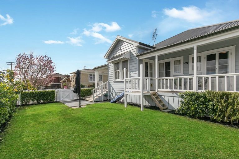 Photo of property in 36 Ray Small Drive, Papakura, 2110