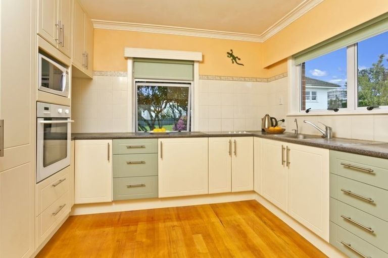 Photo of property in 1/19 Pupuke Road, Takapuna, Auckland, 0622
