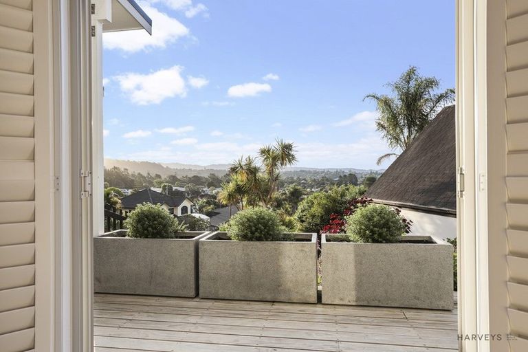 Photo of property in 32 Chamari Close, Titirangi, Auckland, 0604