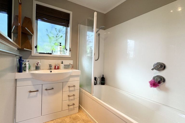 Photo of property in 14 Vina Place, Massey, Auckland, 0614