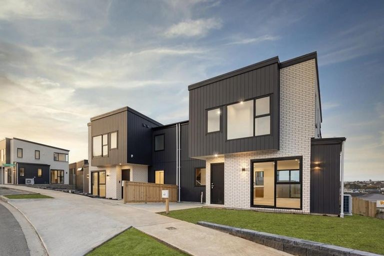 Photo of property in 12 Kautawa Lane, Massey, Auckland, 0614