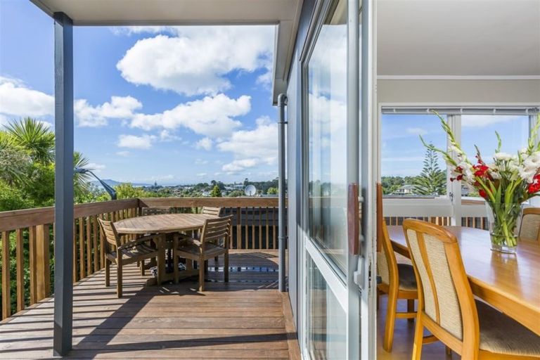 Photo of property in 1/54 Knights Road, Rothesay Bay, Auckland, 0630