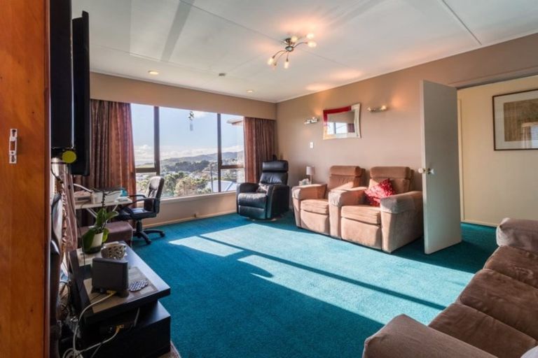 Photo of property in 13 Brooker Grove, Newlands, Wellington, 6037