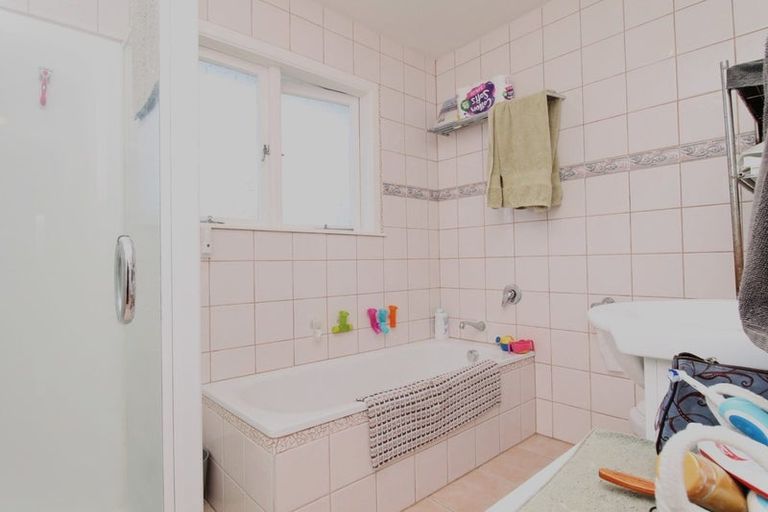 Photo of property in 20a Beaubank Road, Kelston, Auckland, 0602