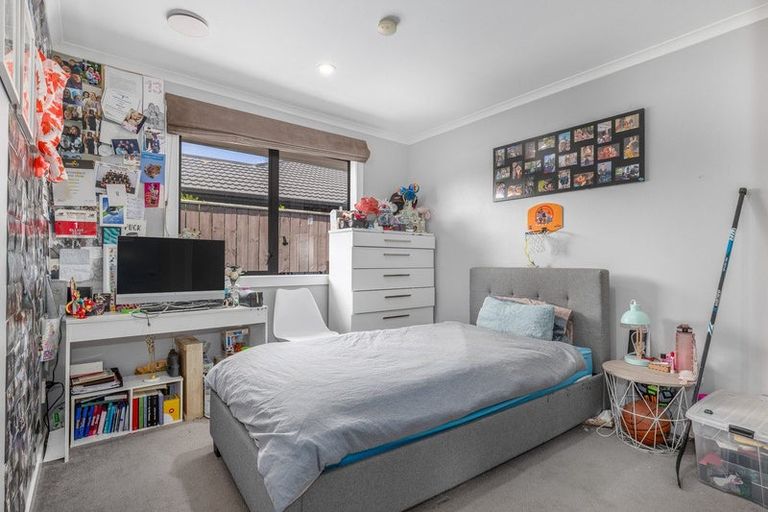 Photo of property in 10 Tararua Close, Aotea, Porirua, 5024