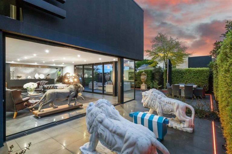 Photo of property in 116 Aikmans Road, Merivale, Christchurch, 8014