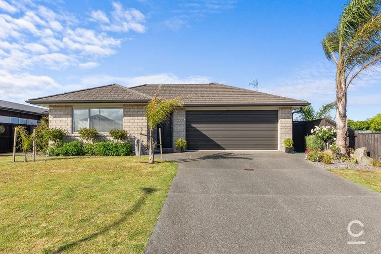 Photo of property in 25 Raiha Street, Papamoa Beach, Papamoa, 3118
