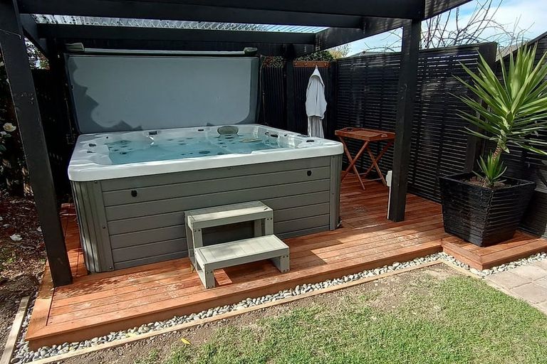 Photo of property in 8 Roberta Drive, Somerfield, Christchurch, 8024