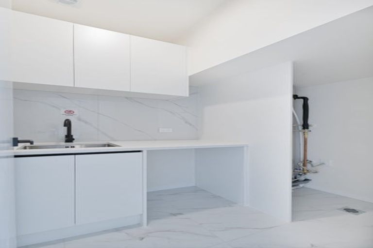 Photo of property in 33 Taipahitini Road, Rosehill, 2113