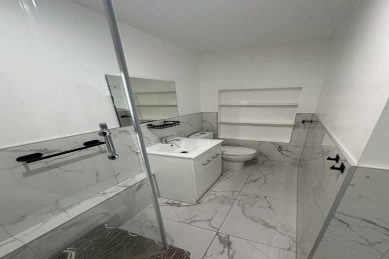 Photo of property in 322 Glenfield Road, Glenfield, Auckland, 0629