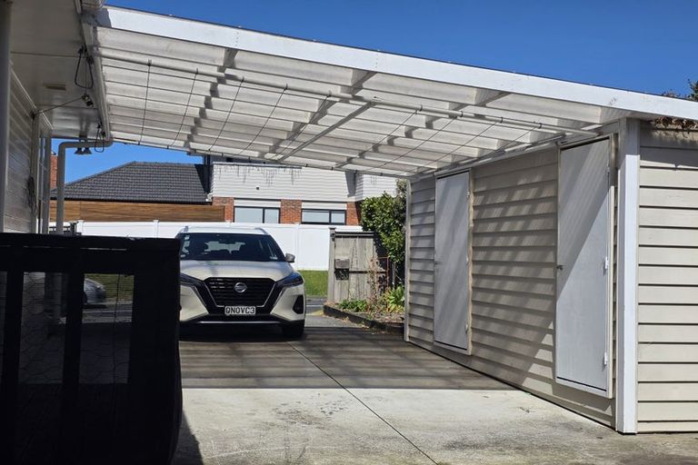 Photo of property in 1 Ward Crescent, Te Atatu Peninsula, Auckland, 0610