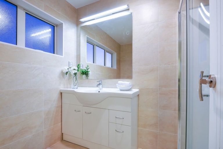 Photo of property in 10a Greenslade Crescent, Northcote, Auckland, 0627