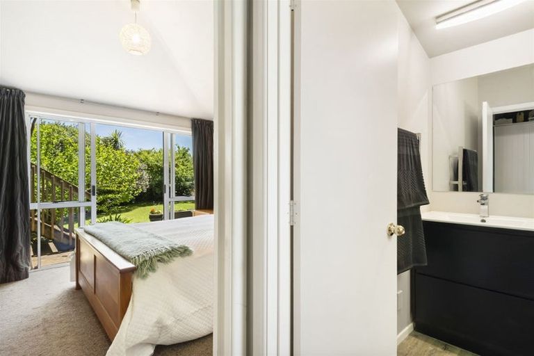 Photo of property in 2 Phillip Parade, Forrest Hill, Auckland, 0620