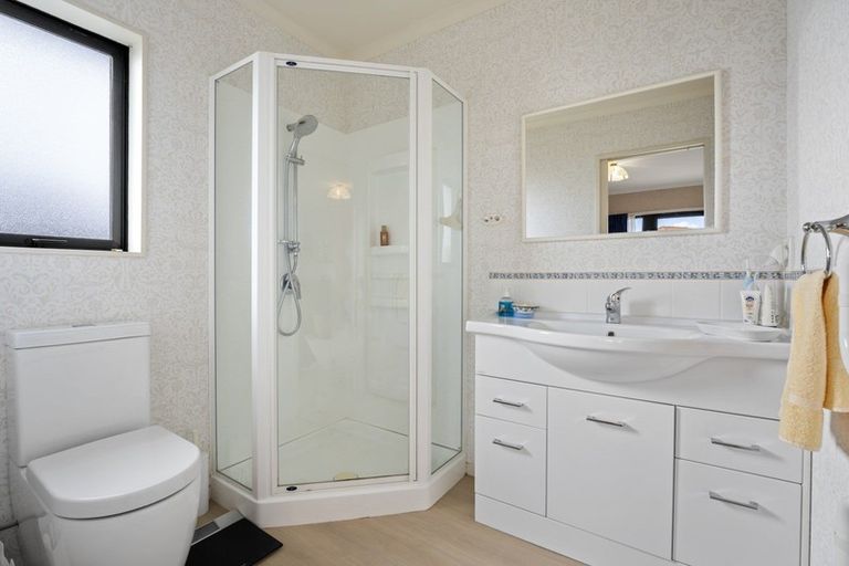 Photo of property in 17 Greenwood Place, Fitzherbert, Palmerston North, 4410