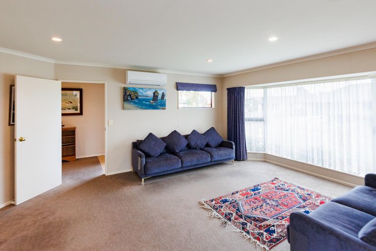 Photo of property in 1 Alpine Grove, Kelvin Grove, Palmerston North, 4414