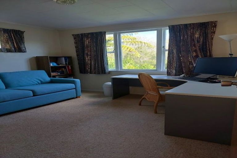 Photo of property in 11 Zande Terrace, Tawa, Wellington, 5028