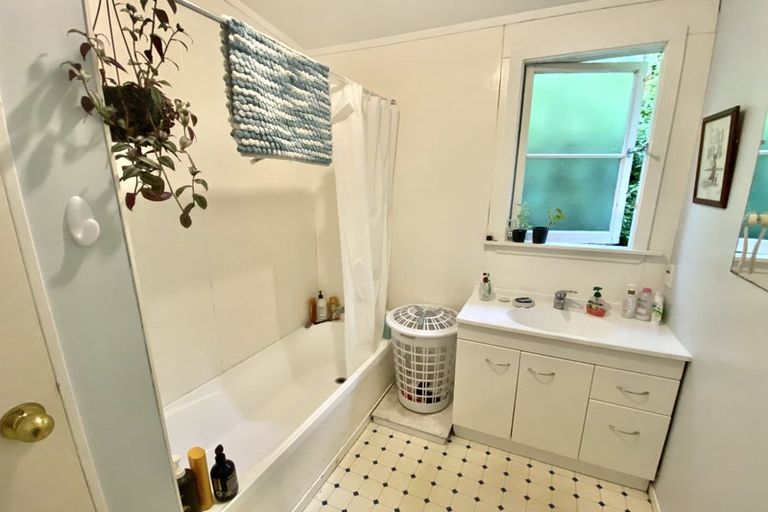 Photo of property in 1/12 Myrtle Crescent, Mount Cook, Wellington, 6021