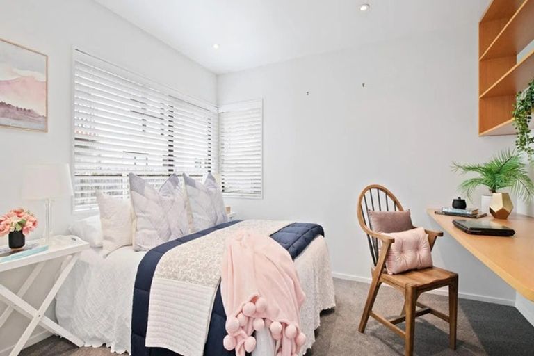 Photo of property in 1/2 The Esplanade, Eastern Beach, Auckland, 2012