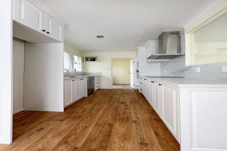 Photo of property in 17 Alma Street, Te Atatu South, Auckland, 0610