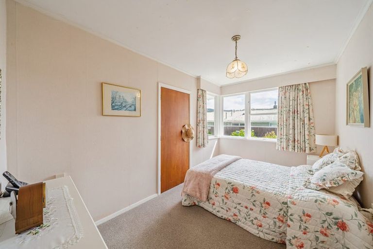 Photo of property in 17 Deller Grove, Silverstream, Upper Hutt, 5019