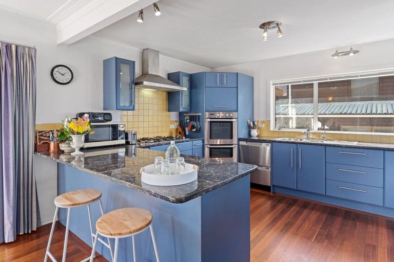 Photo of property in 98 Hebron Road, Waiake, Auckland, 0630