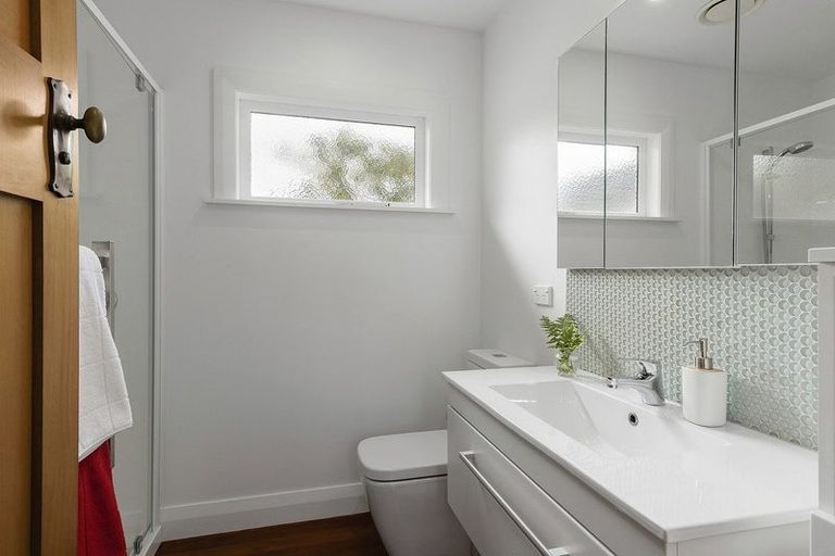 Photo of property in 11 Firth Terrace, Karori, Wellington, 6012