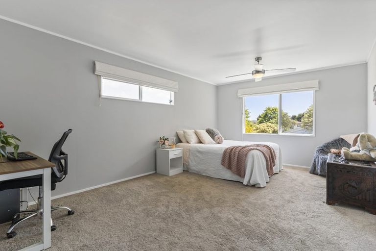 Photo of property in 6 Mallard Place, Unsworth Heights, Auckland, 0632