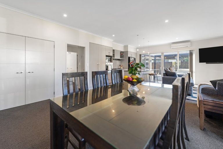 Photo of property in 32 Rainey Crescent, Papamoa Beach, Papamoa, 3118