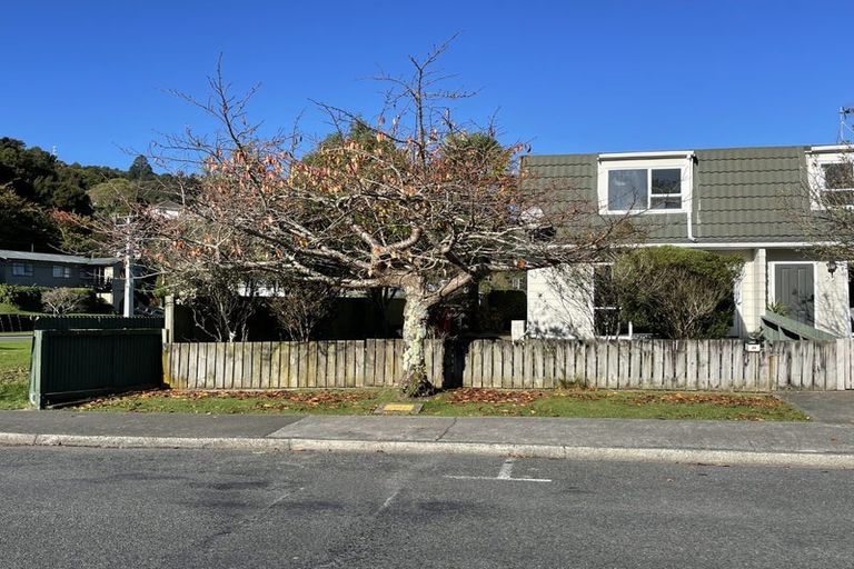 Photo of property in 24 Wagon Road, Stokes Valley, Lower Hutt, 5019