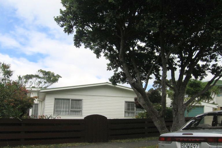 Photo of property in 60 Akaroa Drive, Maupuia, Wellington, 6022