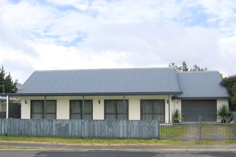 Photo of property in 102 Whitby Place, Whangamata, 3620