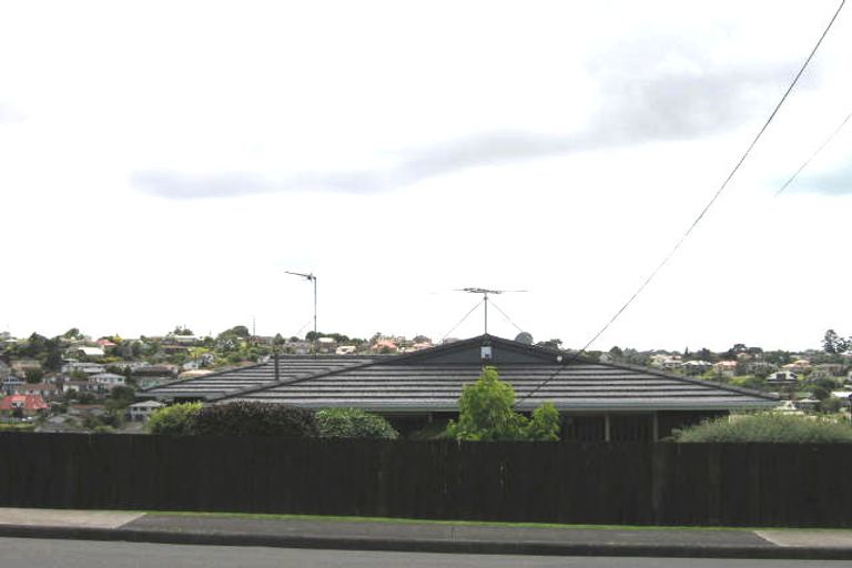 Photo of property in 46 Target Road, Totara Vale, Auckland, 0629