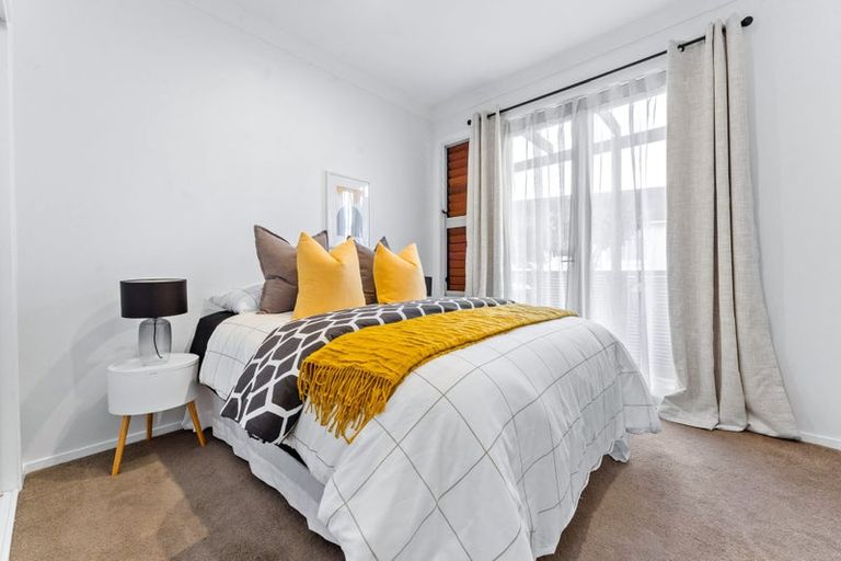 Photo of property in 11f Clearwater Cove, West Harbour, Auckland, 0618