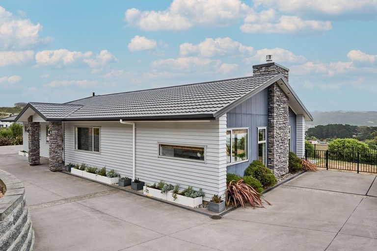 Photo of property in 2 Hauroko Glen, Aotea, Porirua, 5024