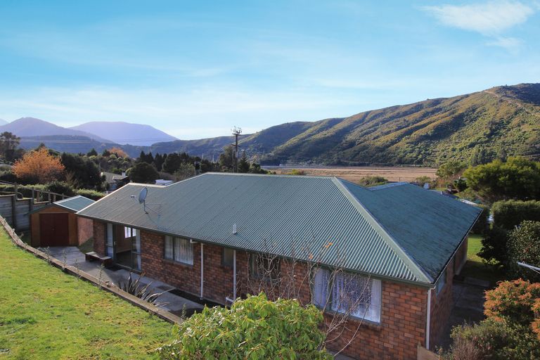 Photo of property in 31 Main Road, Havelock, 7100